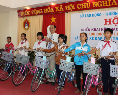  Đại diện Sở Lao động - Thương binh và Xã hội trao xe đạp cho trẻ em nghèo học giỏi.