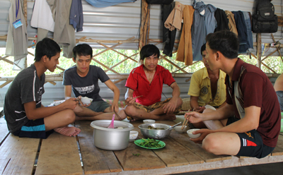 Bữa cơm đạm bạc của công nhân làm Cầu Mới (huyện Diên Khánh).