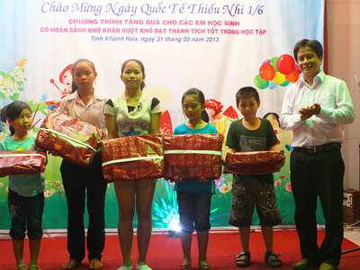 Tặng 100 suất quà cho học sinh nghèo vượt khó