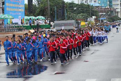 Hàng trăm vận động viên, sinh viên, học sinh hưởng ứng hoạt động chạy thể dục.