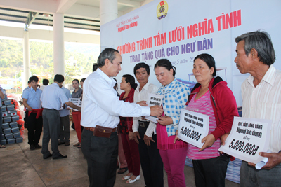 Đại diện Liên đoàn Lao động tỉnh trao tiền hỗ trợ cho ngư dân trên địa bàn TP. Nha Trang.