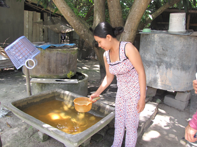 Nước giếng nhà bà Tạ Thị Long Phương phải lắng lọc trước khi sử dụng.