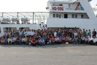 Đưa người thân ra thăm cán bộ, chiến sĩ Trường Sa