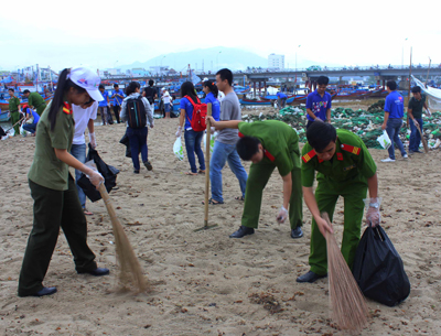 Đoàn viên, thanh niên tham gia làm vệ sinh tại khu vực bờ kè chân cầu xóm Bóng, phường Vĩnh Thọ.
