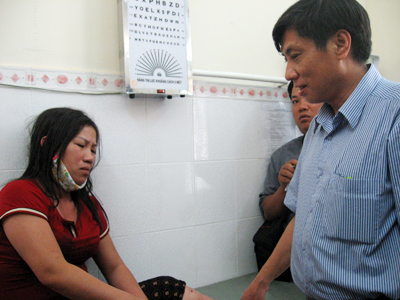 Xe khách mất thắng đâm vách núi, 7 người chết