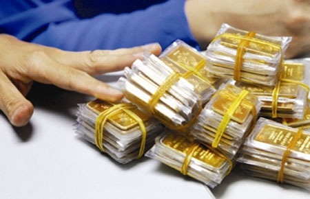 Giá vàng tiếp tục lao dốc