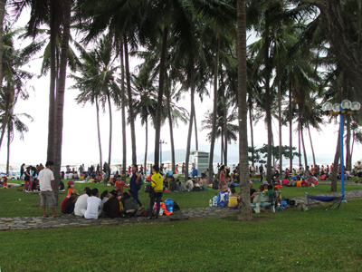 Cần có quy định để hạn chế việc “nhậu nhẹt” trên Công viên bờ biển Nha Trang