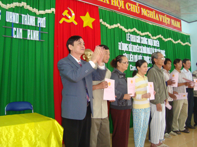 Trao giấy chứng nhận quyền sử dụng đất cho người dân Cam Bình - Cam Ranh