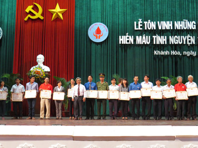 Tôn vinh những tập thể, cá nhân tích cực tham gia hiến máu tình nguyện