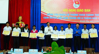 Các đại biểu trao quà cho học sinh nghèo vượt khó học tốt của tỉnh Khánh Hòa.