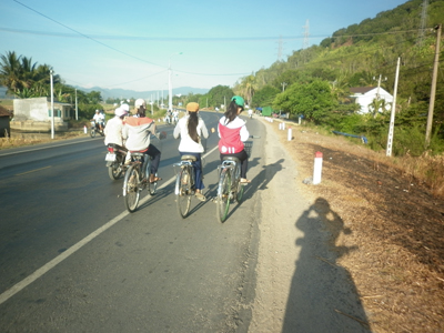 Không nên đi xe hàng ba trên Quốc lộ