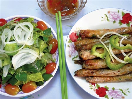 Món ăn: Cá kèo cuốn bánh tráng