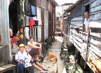  Nhiều hộ dân ở khu vực nhà chồ phường Vĩnh Phước đang sống trong điều kiện ô nhiễm.