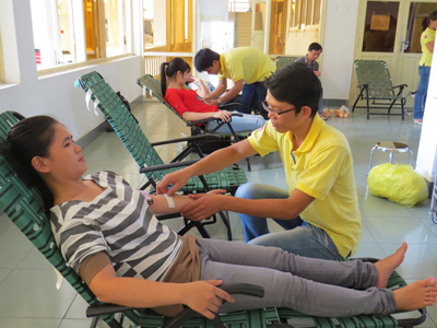  Đoàn viên, thanh niên tham gia hiến máu tình nguyện tại Viện Pasteur Nha Trang.