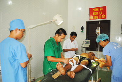 Cấp cứu ngư dân gặp nạn trên quần đảo Trường Sa