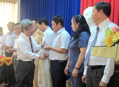 Phó Chủ tịch UBND tỉnh Lê Xuân Thân đang trao thẻ BCVPL cho các BCVPL theo Quyết định số 310/QĐ-UBND.