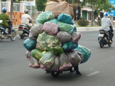 Xe máy chở quá tải