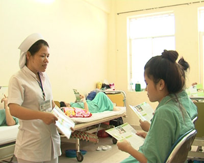 Tư vấn sàng lọc sơ sinh tại Khoa Sản Bệnh viện Đa khoa tỉnh.