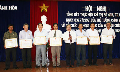 Ông Lê Xuân Thân - Phó Chủ tịch UBND tỉnh trao bằng khen cho các tập thể thực hiện tốt Chỉ thị 487 của Thủ tướng Chính phủ trong 15 năm qua.