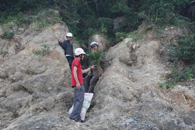 Phóng viên Nguyễn Đình Lâm (áo ngắn tay) tiếp xúc với người đào “thần dược” trên núi Hòn Hèo (thị xã Ninh Hòa).