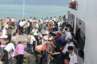 Các thân nhân cập cảng Vùng 4 Hải quân an toàn.