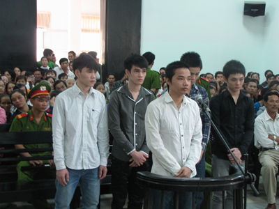  Từ phải qua, các bị cáo: Hậu, Hiếu, Tâm, Tuấn, Minh.