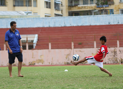  Tuyển trạch viên người Pháp (trái) và cầu thủ Võ Anh Tiến trong phần thể hiện của mình.