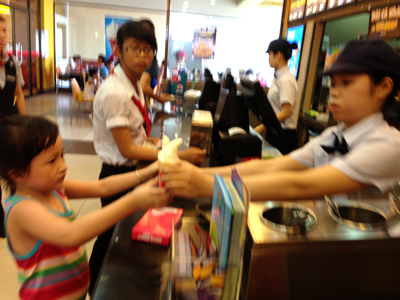 Fastfood hấp dẫn nhiều bạn trẻ.