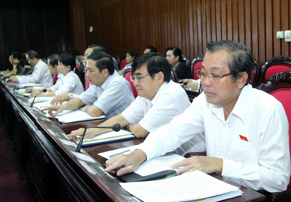 Các đại biểu bấm nút thông qua Luật phòng chống khủng bố ngày 12/6