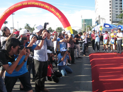 Tôn vinh sự dấn thân của các tác giả