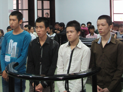 Giật giỏ xách, 4 bị cáo hầu tòa