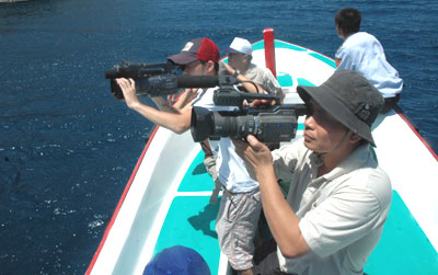 Nhóm tác giả thực hiện “Ký sự biển đảo” trên vịnh Nha Trang