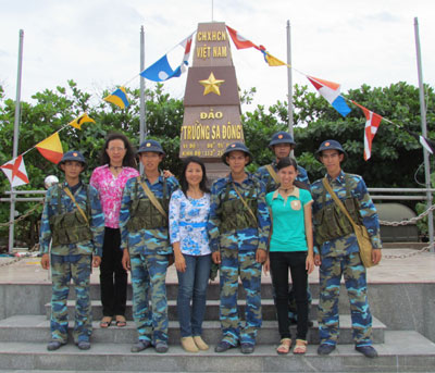 Nhà báo nữ nơi đảo xa