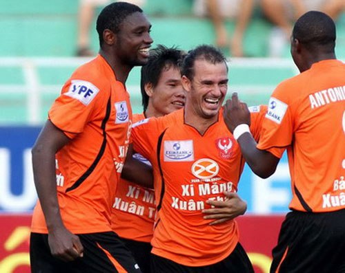 Nsi và Kesley là trung tâm bộ tứ nguyên tử của Xuân Thành Sài Gòn mùa giải 2012. Ảnh: KL.