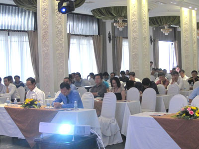 Tiến sỹ Trương Bá Hà, giám đốc Công ty PSC báo cáo kết quả triển khai Giải pháp Chính phủ điện tử, Quản lý giáo dục và hệ thống thư viện cộng đồng cho tỉnh Khánh Hòa.