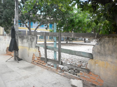 Bức tường trường học xuống cấp