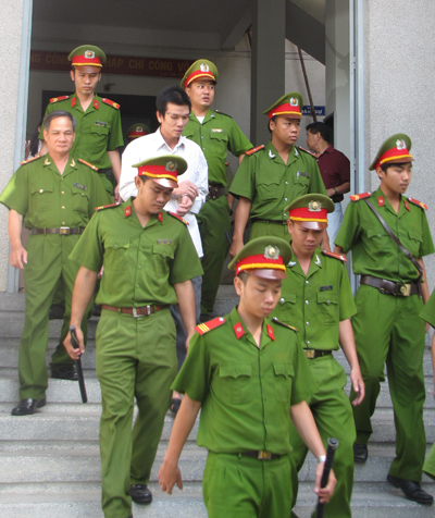 Hội đồng xét xử hoãn phiên tòa