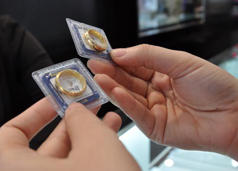 Giá vàng tiếp tục dò đáy