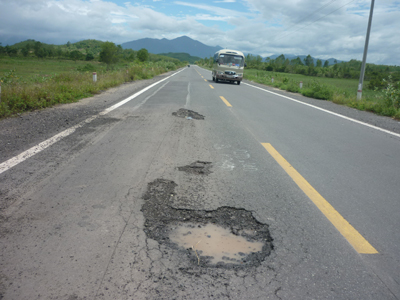 Đường mới đang bị xuống cấp