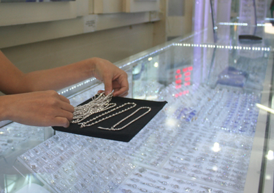  Với thủ đoạn tinh vi, tiệm vàng M. đã bị kẻ gian trộm mất 6 dây chuyền vàng.