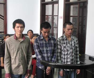 Các bị cáo: Nhân, Thư, Giá (từ trái qua).