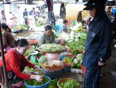 Giá nhiều loại rau, củ, quả tăng do thời tiết thất thường.