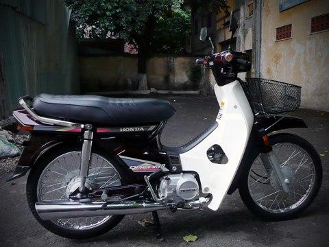 Chiếc Honda Dream II nguyên bản 1992 của người chơi xe ở Sài Gòn. 