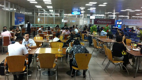 Giá cả ở sân bay Tân Sơn Nhất đồng loạt giảm