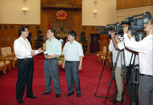 Thủ tướng Nguyễn Tấn Dũng trả lời phỏng vấn của TTXVN - Ảnh VGP/Nhật Bắc