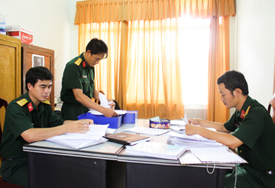 Các thành viên Ban chỉ đạo 24 của TP. Nha Trang thẩm định, xét duyệt hồ sơ cho các đối tượng.