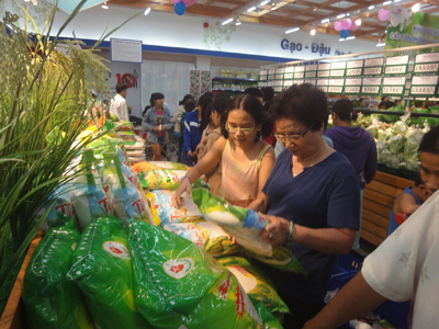  Khách hàng lựa chọn sản phẩm tại Co.opmart Nha Trang.