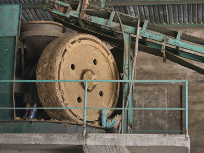 Một công nhân chết thảm trong máy nghiền đất