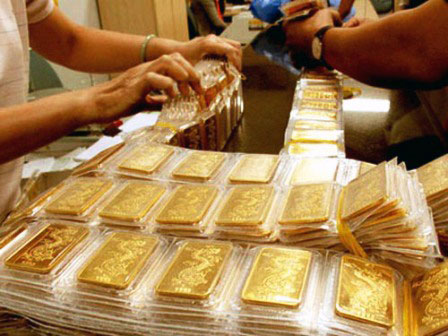 Vàng, đá quý "chảy" mạnh vào Việt Nam