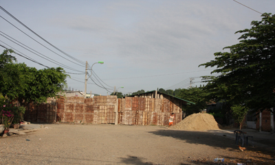 Bít đường đi của dân để thi công